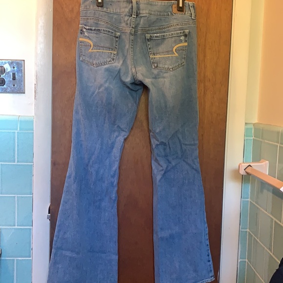 Light wash, slightly distressed jeans - Picture 2 of 5